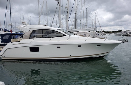 New Forest District Alquiler De Eote | Luxury 2 cabin Motor Yacht in Lymington's beautiful Yacht Haven