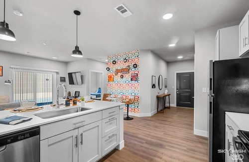Bentonville Apartamento | Luxury 2 King bed 2 bath Apt, Pool, Fire Pit, Top Golf, Walmart AMP, Free "P"