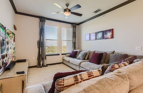 Steiner Ranch Apartamento | Luxury 2 King Beds Condo, with Lakeview
