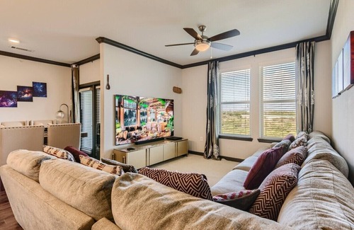 Steiner Ranch Apartamento | Luxury 2 King Beds Condo, with Lakeview