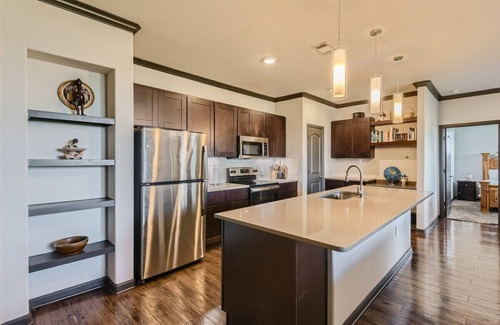 Steiner Ranch Apartamento | Luxury 2 King Beds Condo, with Lakeview