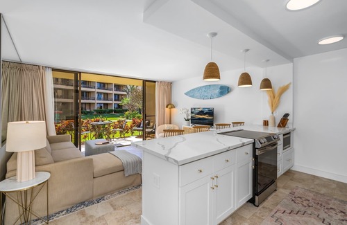 Kihei Condominio | Luxury, 20 steps from the ocean, pool, jacuzzi! Newly remodeled, best location!