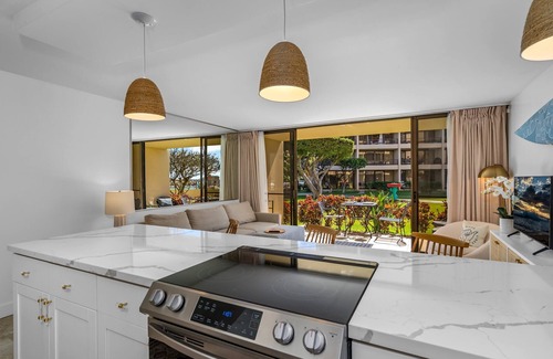 Kihei Condominio | Luxury, 20 steps from the ocean, pool, jacuzzi! Newly remodeled, best location!