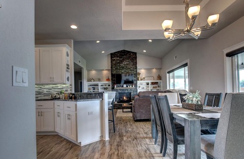 Jackson County Casa | Luxury 2200sqft Home Commercial Gym, Pool & HotTub