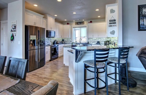 Jackson County Casa | Luxury 2200sqft Home Commercial Gym, Pool & HotTub
