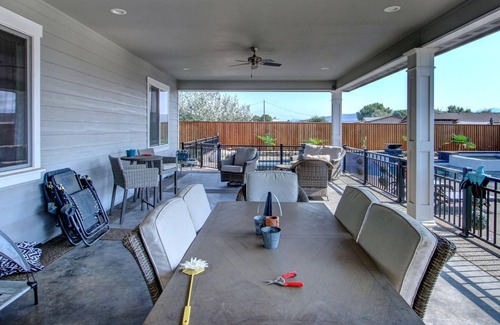 Jackson County Casa | Luxury 2200sqft Home Commercial Gym, Pool & HotTub