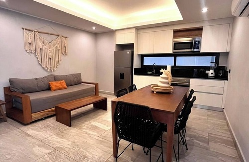 Tohoku Apartamento | Luxury 2BD Condo 3 blk from 5th Ave W/PoolandParking