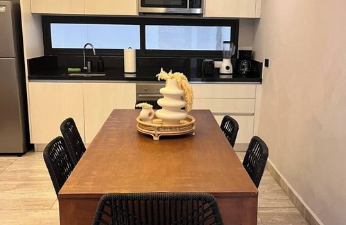 Tohoku Apartamento | Luxury 2BD Condo 3 blk from 5th Ave W/PoolandParking