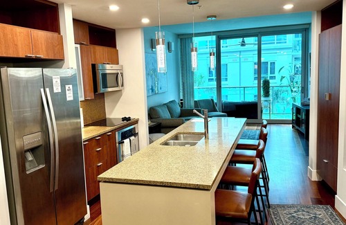 Channel District Condominio | Luxury 2BR/2BA Channelside Condo- Pool, Sauna, Gym + Balcony