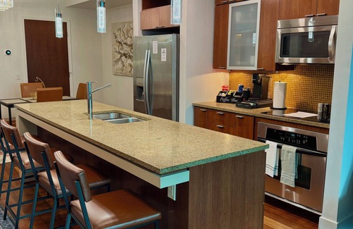 Channel District Condominio | Luxury 2BR/2BA Channelside Condo- Pool, Sauna, Gym + Balcony