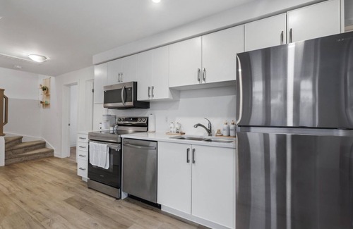 Louth Apartamento | Luxury 2BR/2BTH Suite | 5 Mins to The Falls | Stylish & Spacious | Sleeps 5