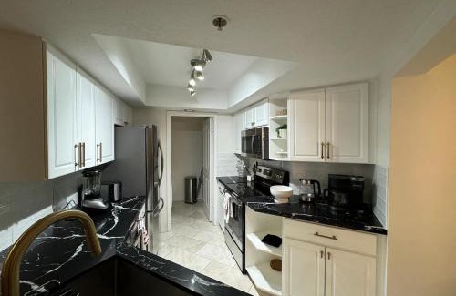 Camelback East Apartamento | Luxury 2BR in Biltmore - Gated with Garage