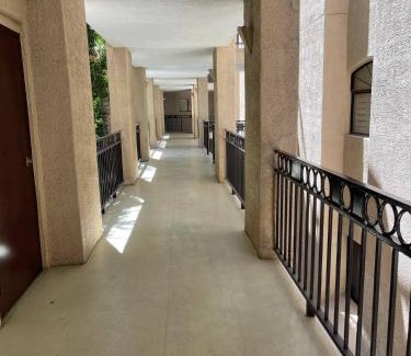 Camelback East Apartamento | Luxury 2BR in Biltmore - Gated with Garage