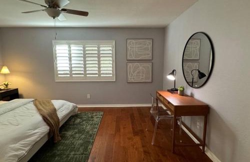 Camelback East Apartamento | Luxury 2BR in Biltmore - Gated with Garage
