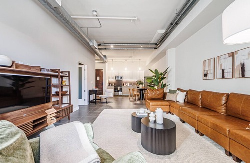 Historic Core Apartamento | Stunning 2BD 1TB in Downtown LA!