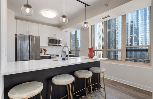 Rush and Division Apartamento | Luxury 2BR on Michigan Ave with Private Balcony