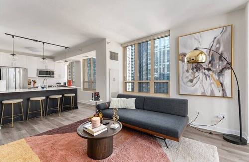 Rush and Division Apartamento | Luxury 2BR on Michigan Ave with Private Balcony