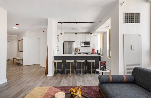 Rush and Division Apartamento | Luxury 2BR on Michigan Ave with Private Balcony