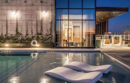 Rainey Street Historic District Casa | Luxury 2BR Rooftop Pool Austin by Barclé