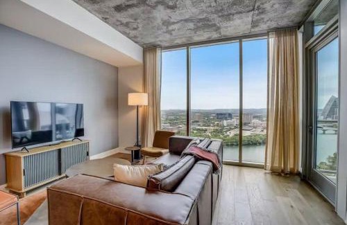 Rainey Street Historic District Casa | Luxury 2BR Rooftop Pool Austin by Barclé