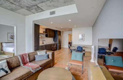 Rainey Street Historic District Casa | Luxury 2BR Rooftop Pool Austin by Barclé