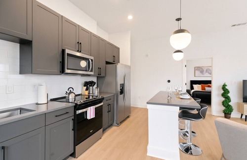 Five Points South Apartamento | Luxury 2BR Steps from Railroad Park