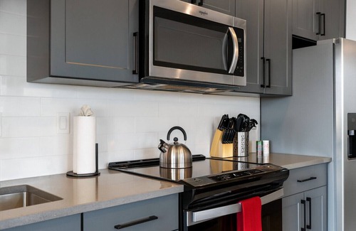 Five Points South Apartamento | Luxury 2BR Steps from Railroad Park