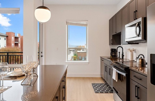Five Points South Apartamento | Luxury 2BR Steps from Railroad Park