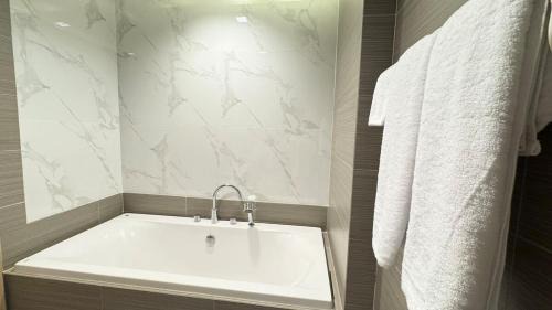 Klaeng Apartamento | Luxury 2BR Thonglor Pool Sauna
