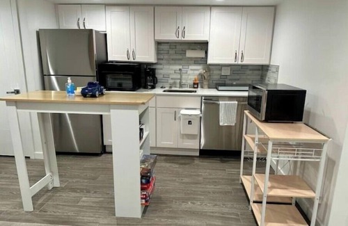 Crown Hill Casa | Luxury 2br1ba w/ Hot tub, patio, crib & vanity