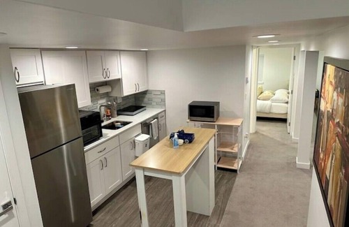 Crown Hill Casa | Luxury 2br1ba w/ Hot tub, patio, crib & vanity