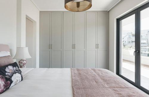 Glyfada Apartamento | Luxury 3-BD condo with 80sqm balcony in Glifada