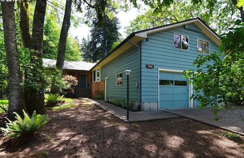 Friendly Casa | Luxury 3-bed 2-bath forest home in the city - 2.5 miles to UofO & Hayward Field