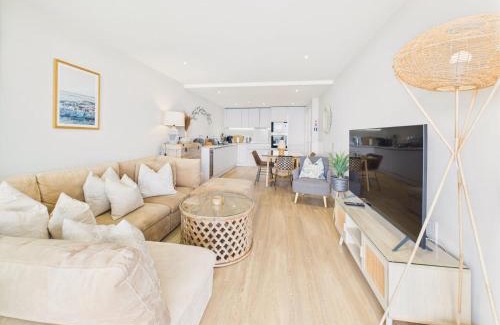 Maenporth Apartamento | Luxury 3-bed apartment, with direct beach access, free parking & sea views !