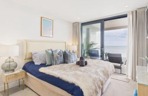 Maenporth Apartamento | Luxury 3-bed apartment, with direct beach access, free parking & sea views !