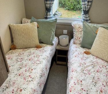 Isle of Grain Otro | Luxury 3-Bed Caravan at Haven Holiday Park, All-Hallows