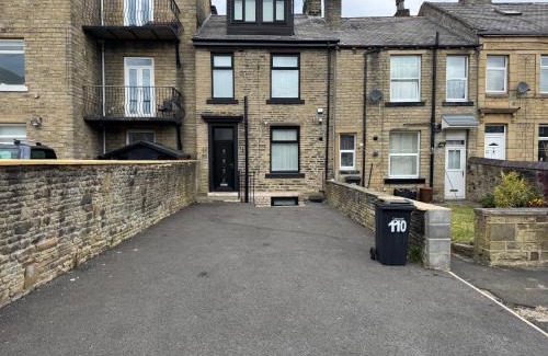 Elland Casa | Luxury 3-Bed House-Jaquzzi Bath-Private Parking-Sleeps 13- 2 Min M62