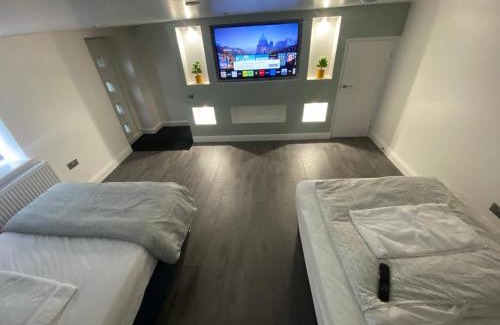 Elland Casa | Luxury 3-Bed House-Jaquzzi Bath-Private Parking-Sleeps 13- 2 Min M62