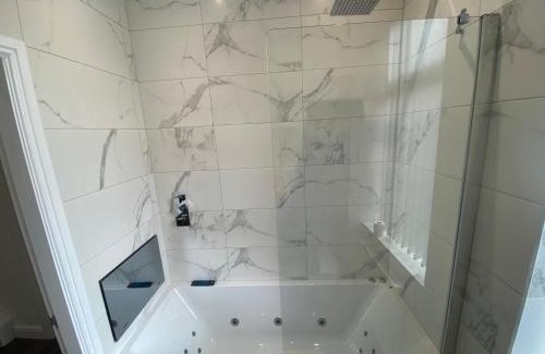 Elland Casa | Luxury 3-Bed House-Jaquzzi Bath-Private Parking-Sleeps 13- 2 Min M62