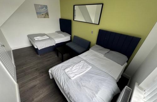 Elland Casa | Luxury 3-Bed House-Jaquzzi Bath-Private Parking-Sleeps 13- 2 Min M62