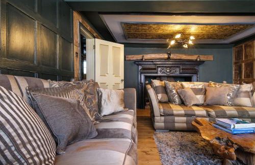 Saffron Walden Casa | Luxury 3 Bed Manor House With Hot Tub, Cinema Room, Sky TV