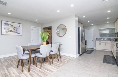 Brandon Casa | Luxury 3 Bedroom 2 Bath w/ 2 Car Garage