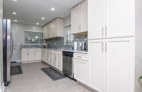 Brandon Casa | Luxury 3 Bedroom 2 Bath w/ 2 Car Garage