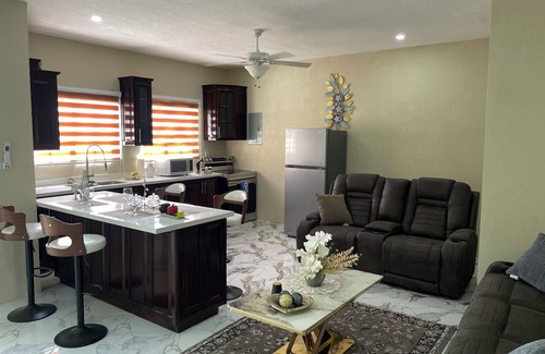 Saint Andrew Apartamento | Luxury 3-bedroom apartment with pool overlooking the vibrant city of Kingston.