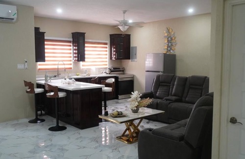 Saint Andrew Apartamento | Luxury 3-bedroom apartment with pool overlooking the vibrant city of Kingston.