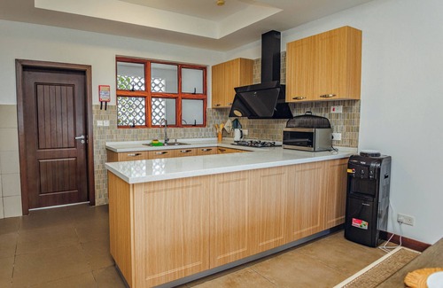 Mtwapa Casa | Luxury 3-Bedroom Beach View Villa - 1 min walk to the beach!