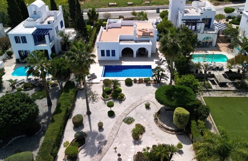 Latchi Villa | Villa de playa de lujo de tres dormitorios con piscina climatizada