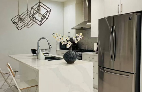 Southwest Edmonton Casa | Luxury 3 Bedroom Home | Fireplace | 84” Pool Table| Air Conditioning| Garage