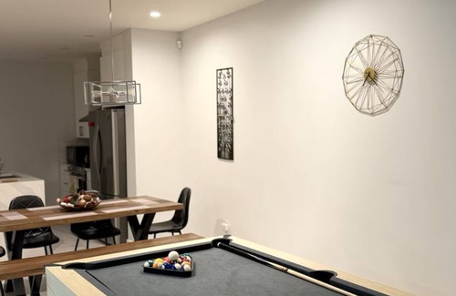 Southwest Edmonton Casa | Luxury 3 Bedroom Home | Fireplace | 84” Pool Table| Air Conditioning| Garage