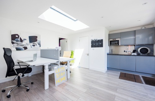 St Albans Casa | Luxury 3-Bedroom House with Large Garden & Outhouse in St Albans